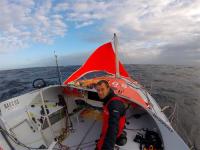 El británico Sam Goodchild desarbola durante la segunda noche de Route du Rhum su Clase 40, " Narcos México".